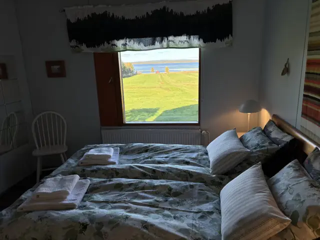 Double bedroom with lake view